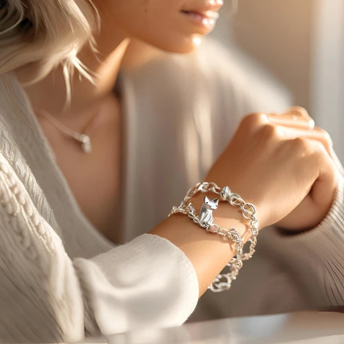 Bracelet chat en argent pour femme avec un pendentif en forme de félin, accessoire tendance et raffiné pour les passionnés de bijoux et d'amoureux des chats