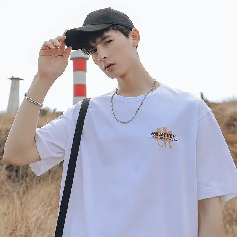 T-shirt Chat cachant ses yeux avec des poissons - Vraiment-chat