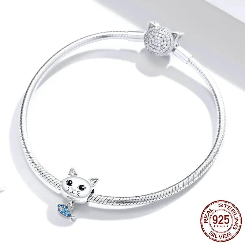 Charm Chat avec son Poisson Bleu Vraiment-chat