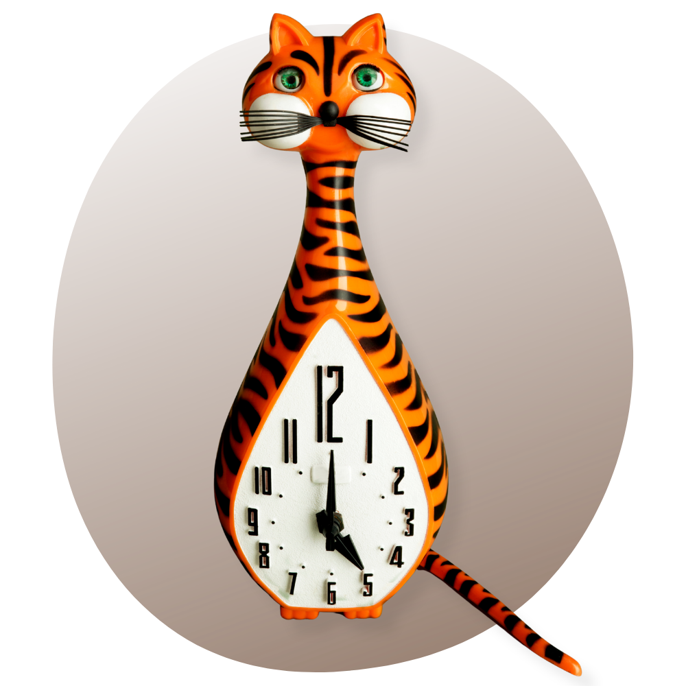 Horloge murale élégante en forme de chat, avec un design moderne et minimaliste, accrochée sur un mur clair dans un intérieur épuré et contemporain, parfaite pour ajouter une touche féline à votre décoration