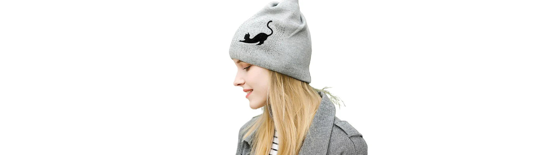 Bannière mettant en scène une femme portant un bonnet au design subtil inspiré d'un chat, avec des yeux et moustaches dessinés, dans un cadre studio
