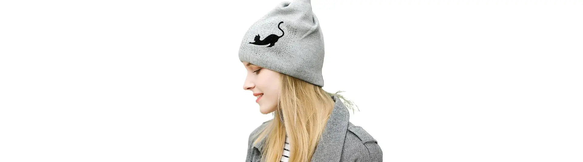Bannière mettant en scène une femme portant un bonnet au design subtil inspiré d'un chat, avec des yeux et moustaches dessinés, dans un cadre studio