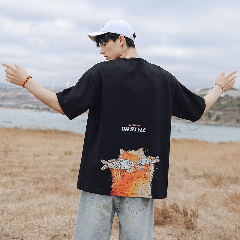 T-shirt Chat cachant ses yeux avec des poissons - Vraiment-chat