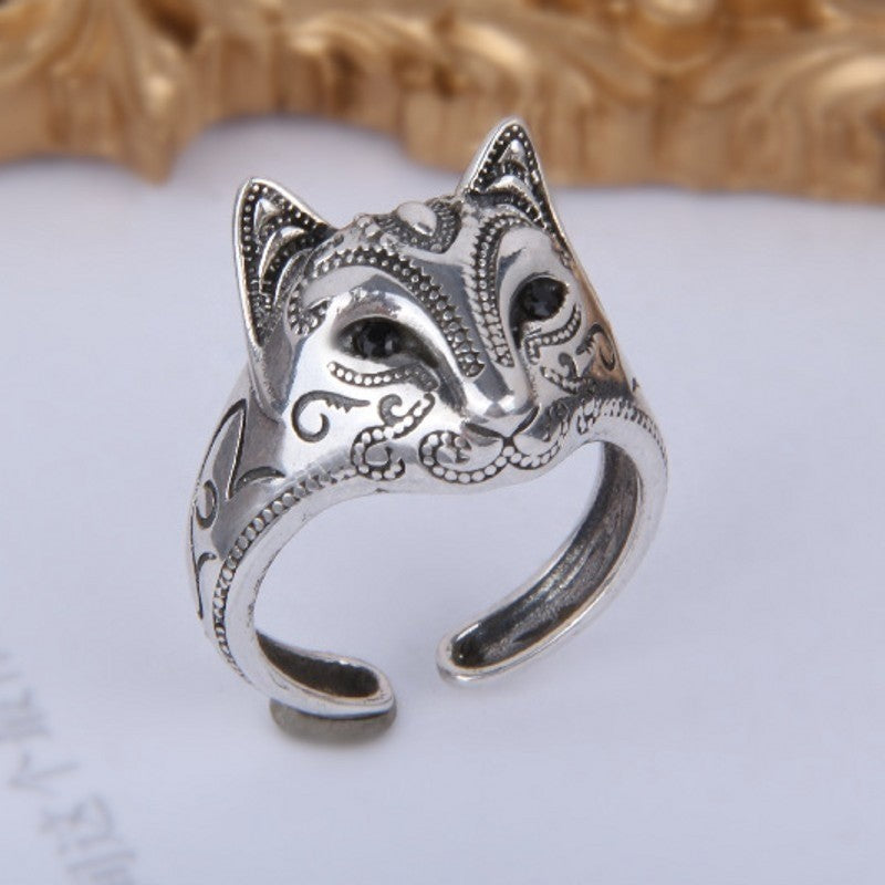 vue de face d'une bague de chat en argent gravée